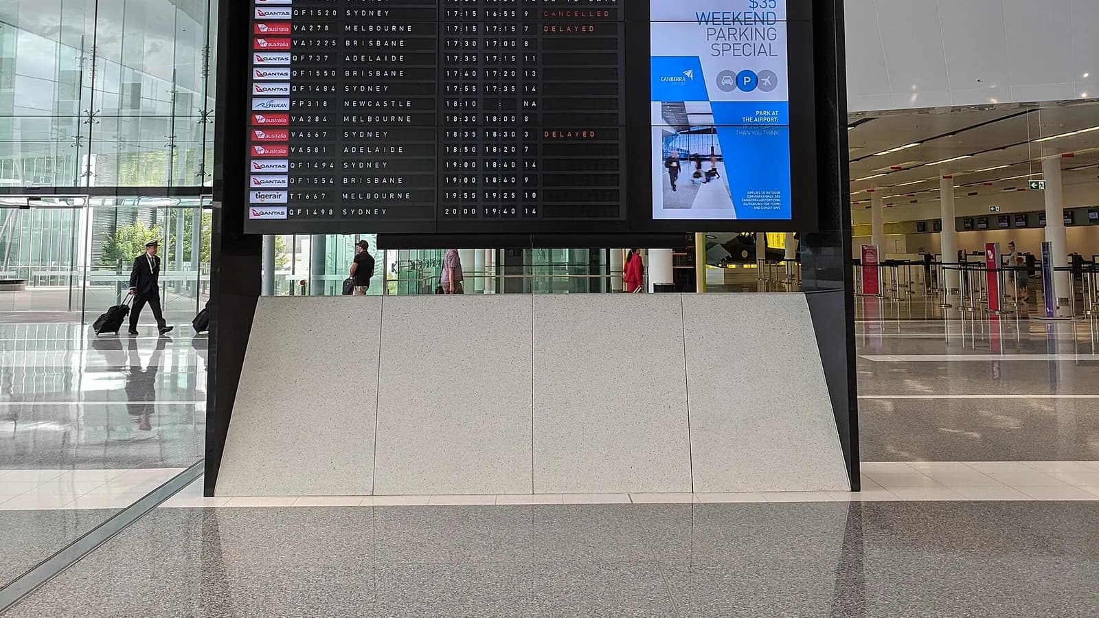 Havalimanında uluslararası uçuş ve dönüş rotası planı