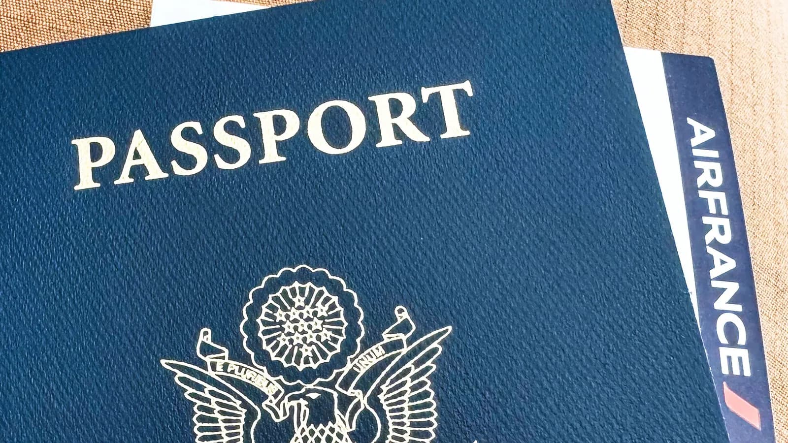 Pasaport ve uçuş belgeleriyle hazırlanmış seyahat dosyası