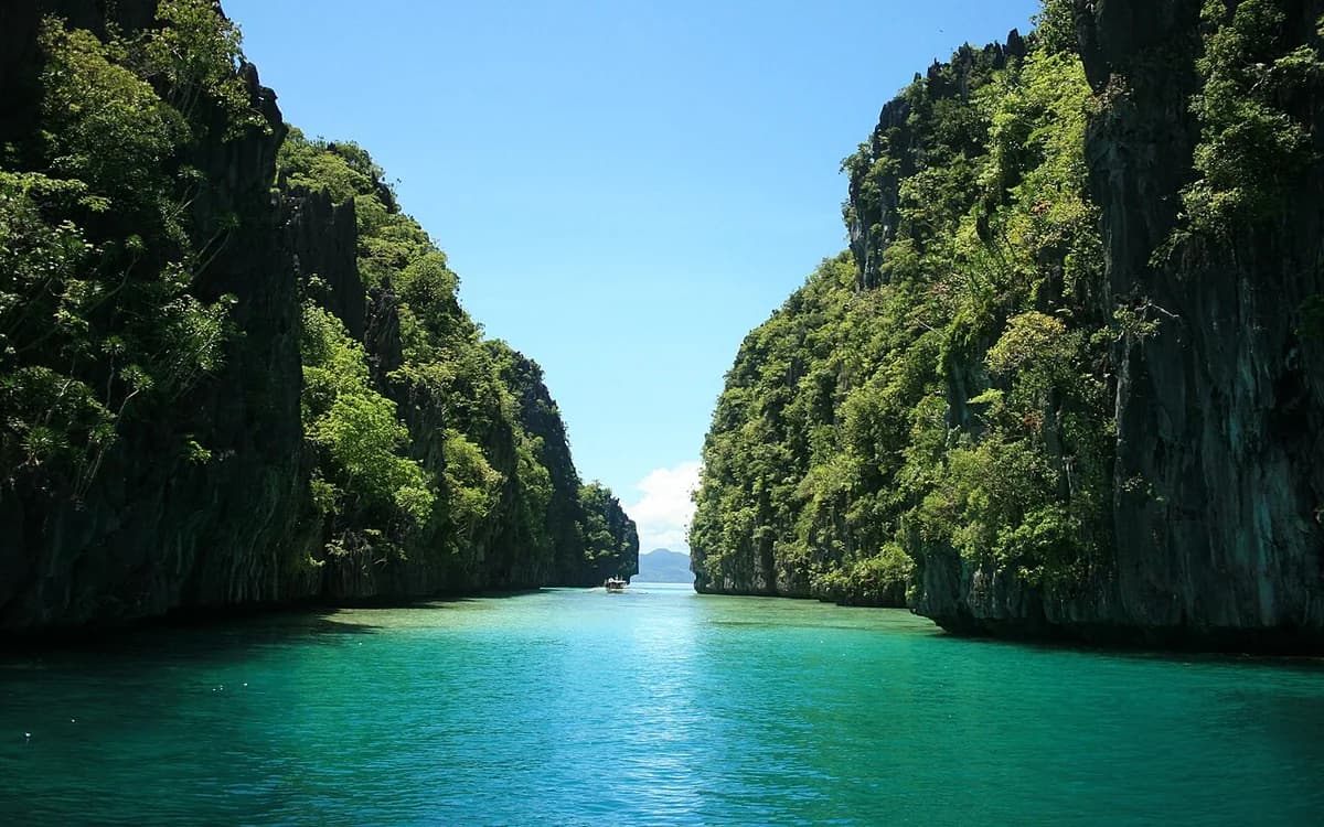 Turquoise Big Lagoon in El Nido, Philippines