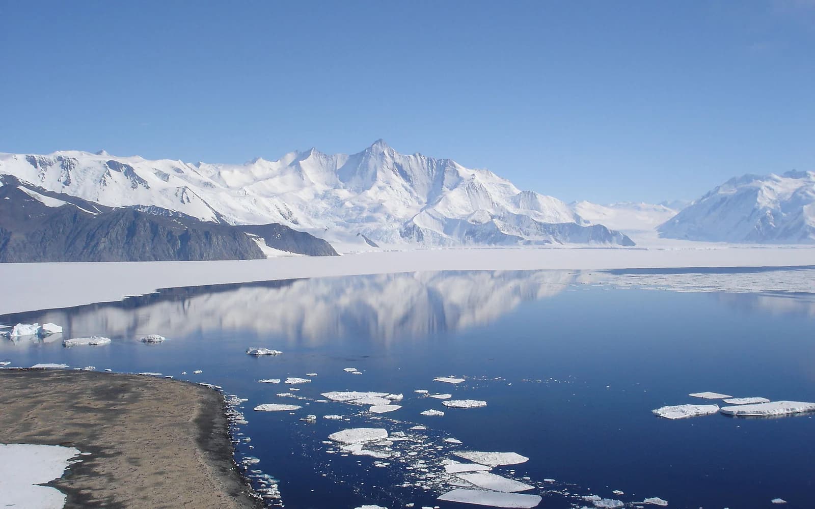 Antarctica travel destination — Antarctica travel guide