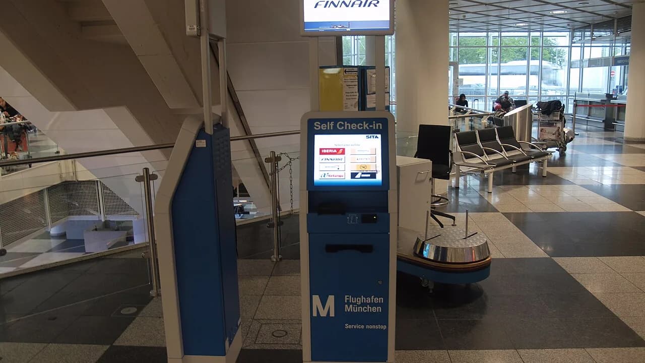 Quiosco de autofacturación de una aerolínea para usar con localizador o número de billete